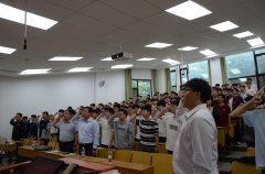 <strong>学院党委向每位结业生赠送了闻邦椿院士</strong>